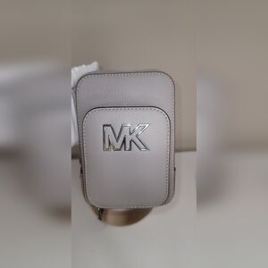 Michael Kors unisex Cooper Phone Wallet Crossbody (Pearl Grey)Gray
